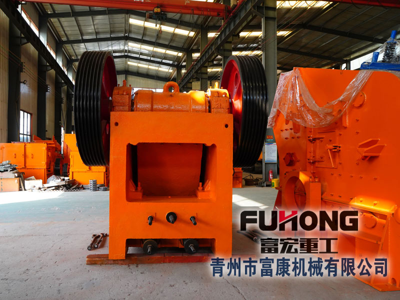 新型顎式破碎機(jī) 新型顎式破碎機(jī)